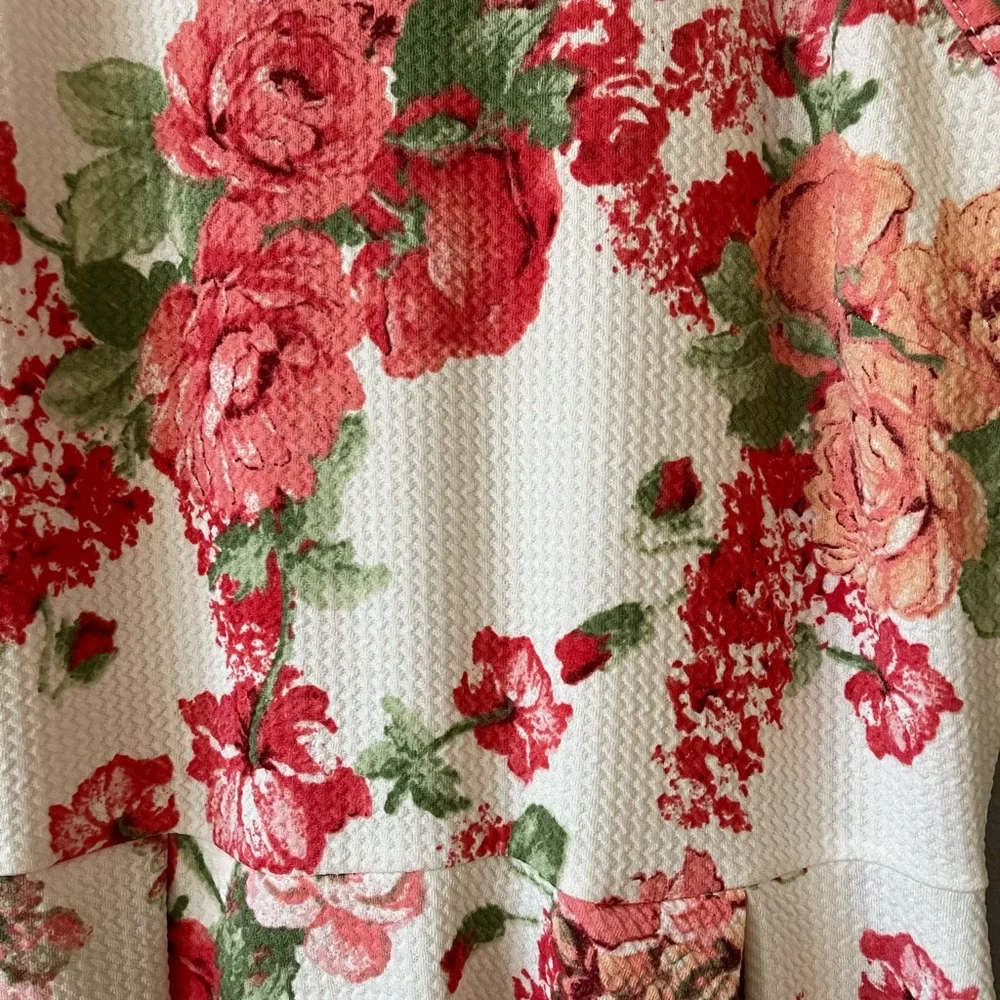 Cute Flowy Floral Dress - Picture 2 of 3